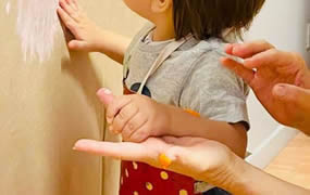 Dipingere con le mani, nido creativo a Milano